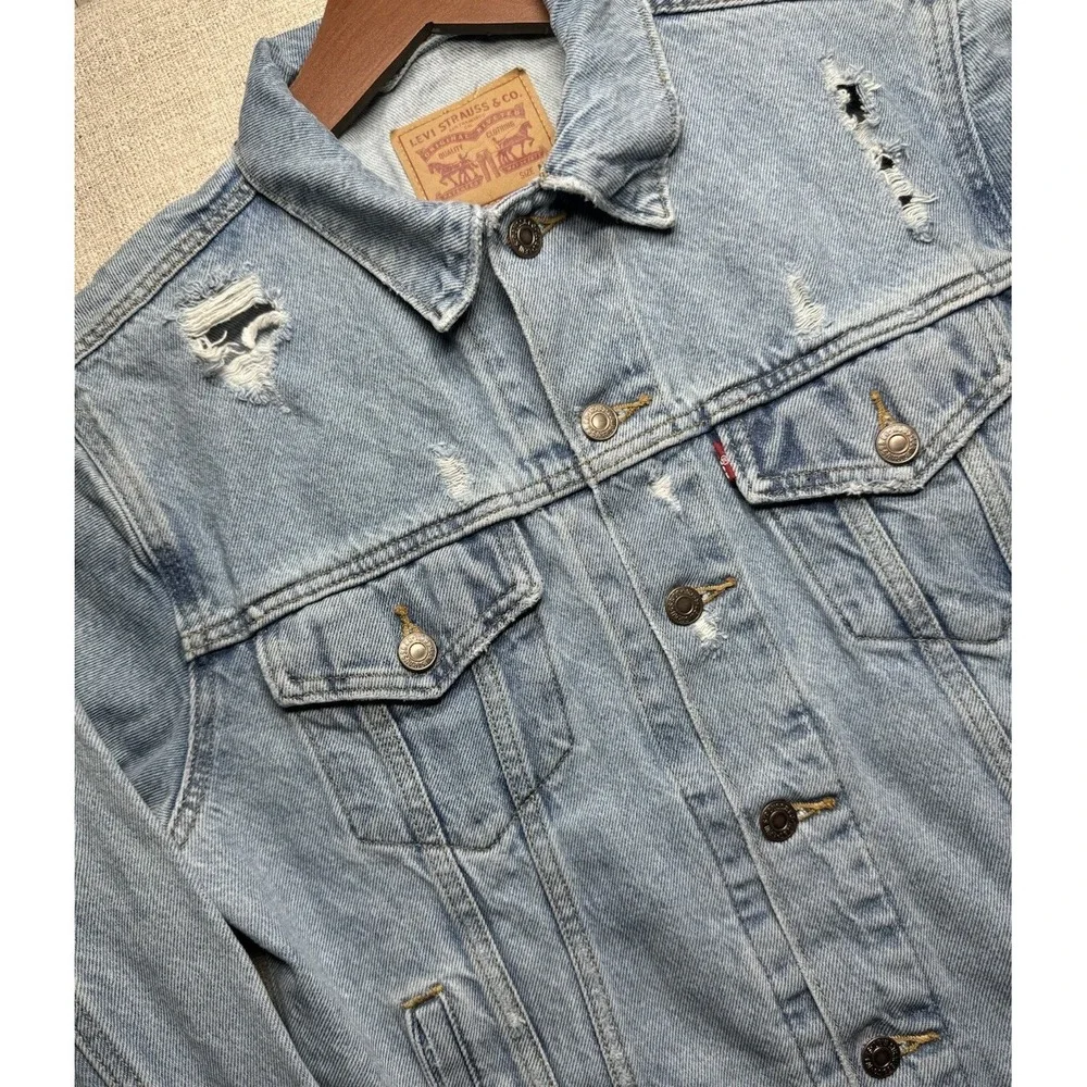 Levi's Men's Medium Distressed Denim Trucker Jacket Light Blue Jean Vintage Look